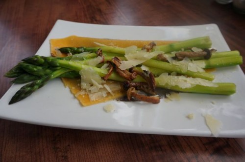 Roasted asparagus with mushrooms and home-made pasta