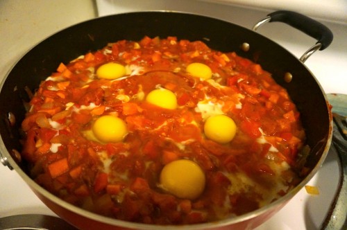 Here's what it looks like to make a hole in the vegetable sauce and plant a whole egg in it